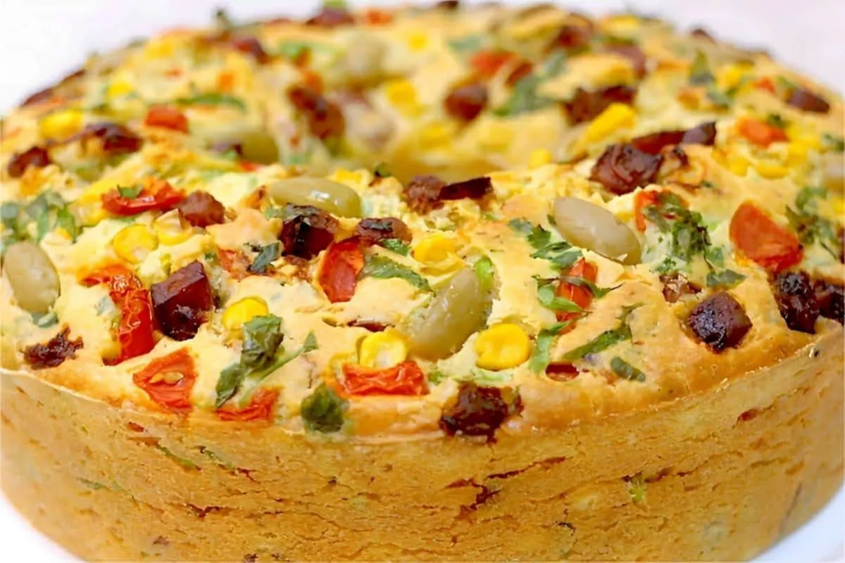 Bolo salgado fácil e rápido um lanche delicioso e que ainda vai enfeitar a sua mesa
