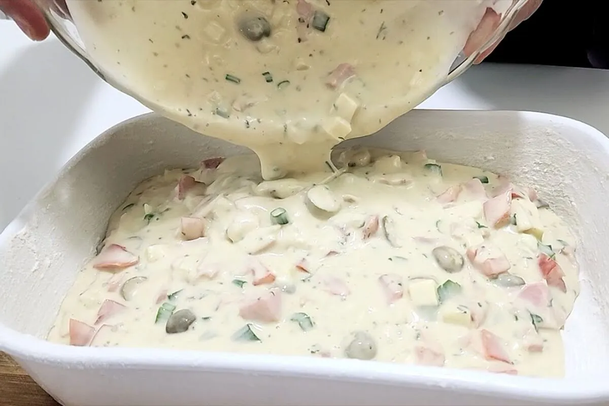 Bolo salgado fofinho e bem recheado com ingredientes simples que todo mundo pede