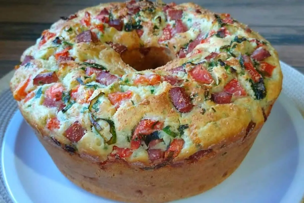 Bolo salgado recheado: é só misturar os ingredientes para ter um lanche úmido e fofo