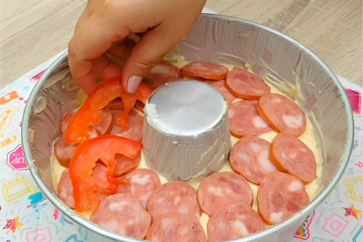 Bolo salgado recheado simples e prático fica uma delícia em casa faço toda semana