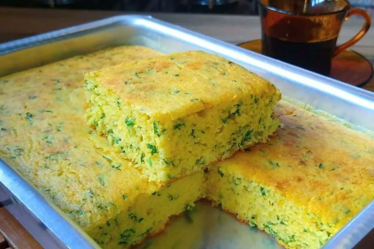 Bolo salgado sem farinha de trigo, feito no liquidificador e fica úmido e fofinho