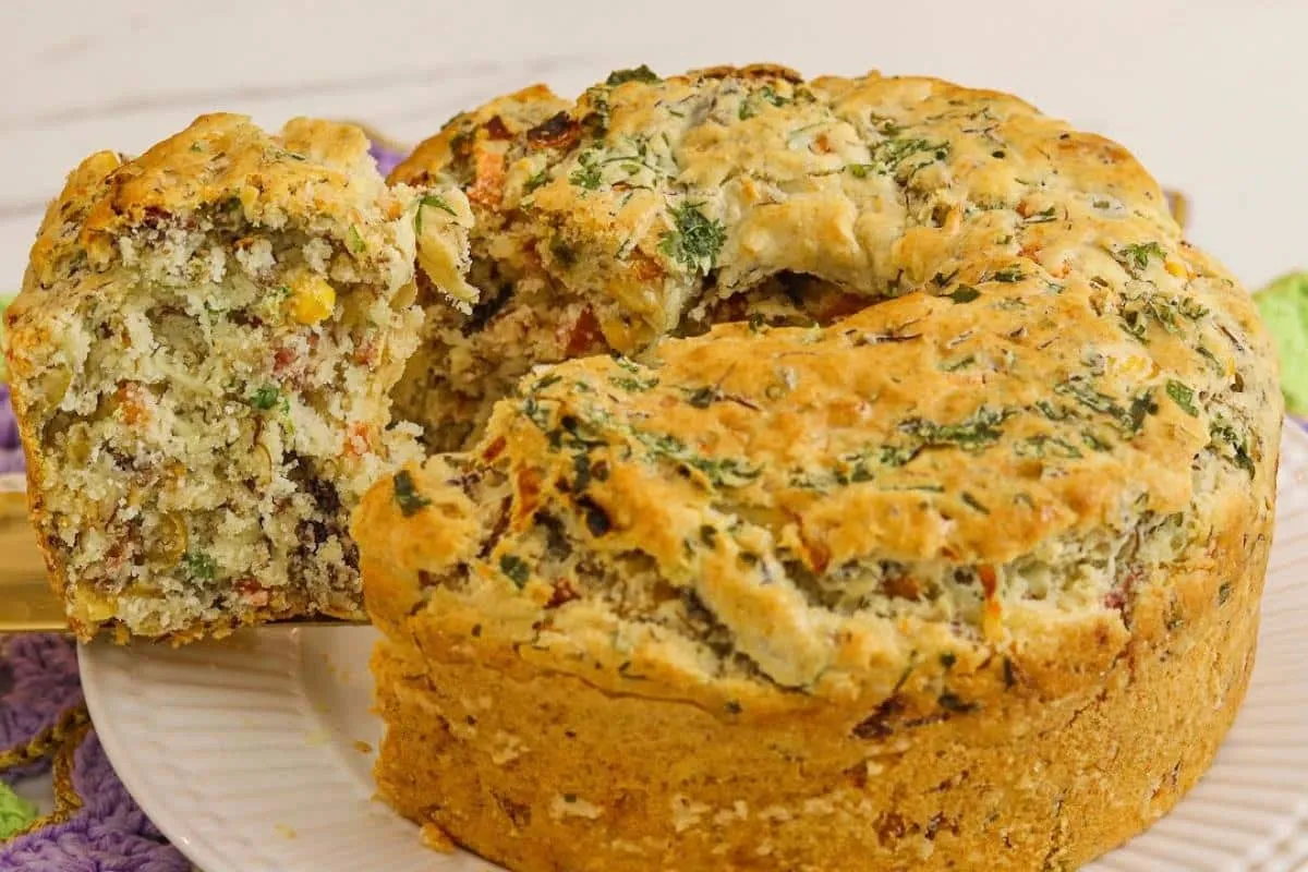 Bolo salgado simples e bem temperadinho para você saborear com sua família