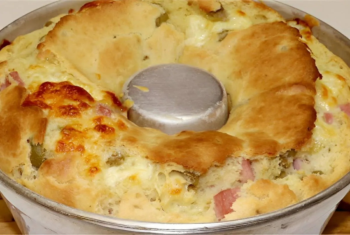 Bolo salgado simples já sai do forno recheado um lanche delicioso e rápido de preparar
