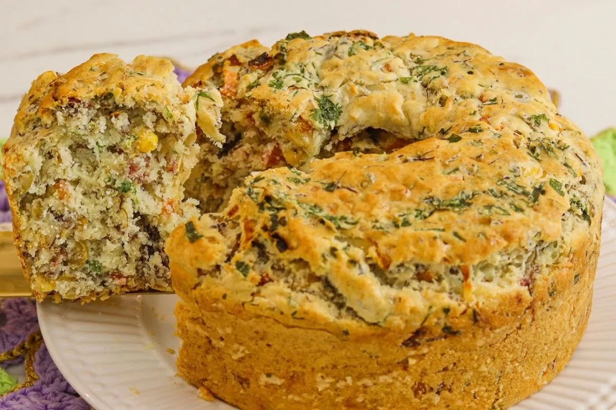 Bolo salgado simples: o lanche de forno perfeito e molhadinho