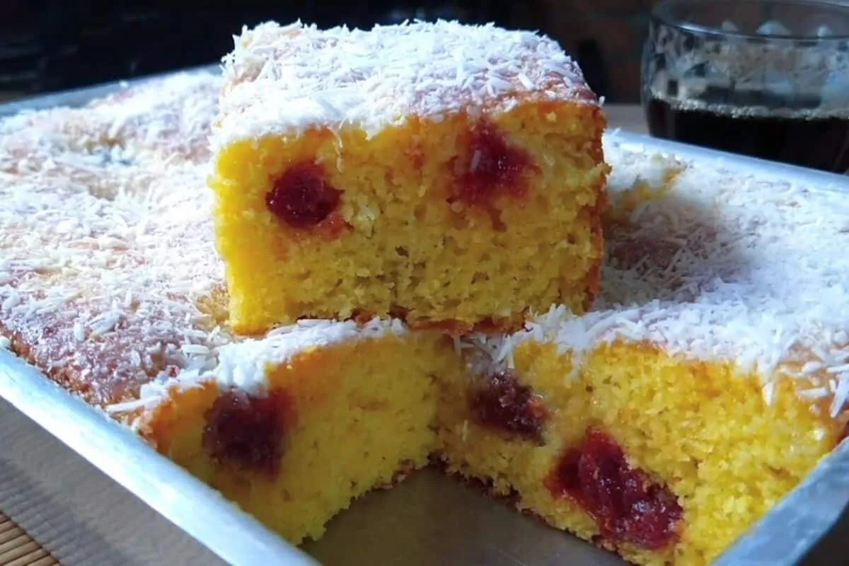 Bolo sem farinha de trigo úmido e muito fofinho, que é só misturar os ingredientes e assar