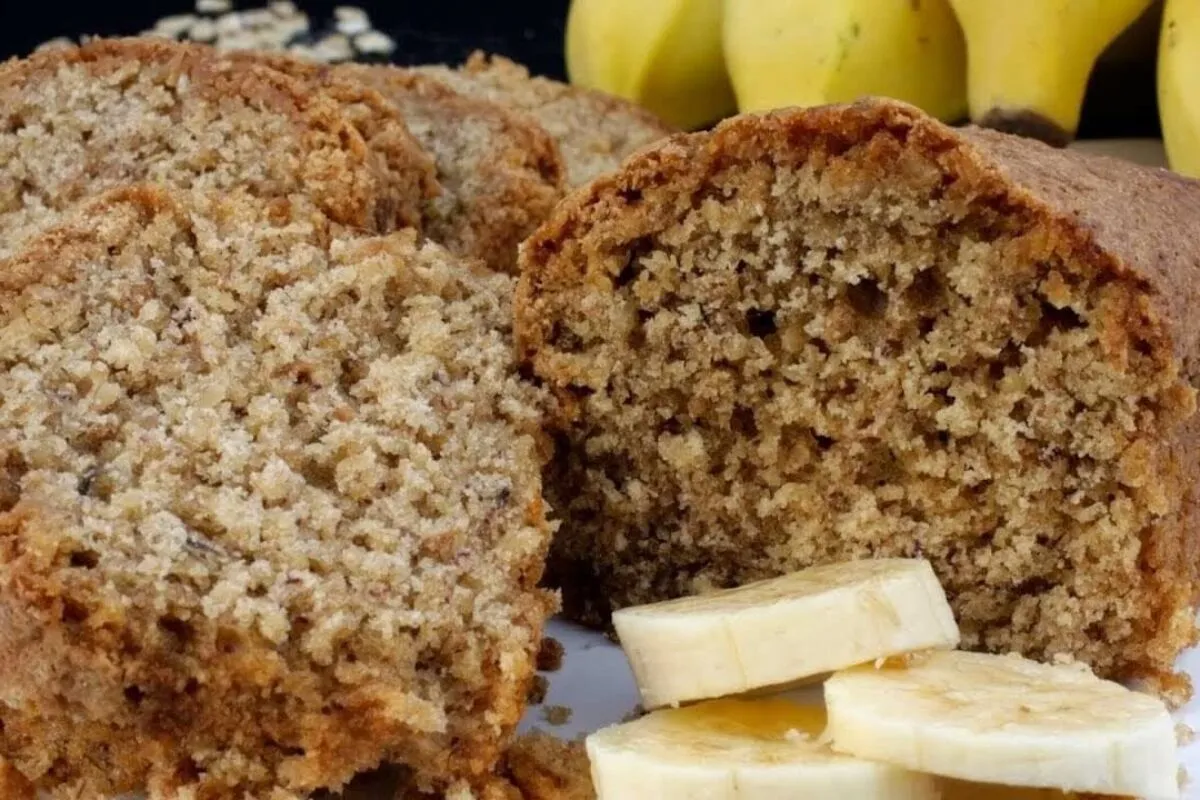 Bolo sem farinha feito com aveia e banana, sem lactose, glúten e açúcar
