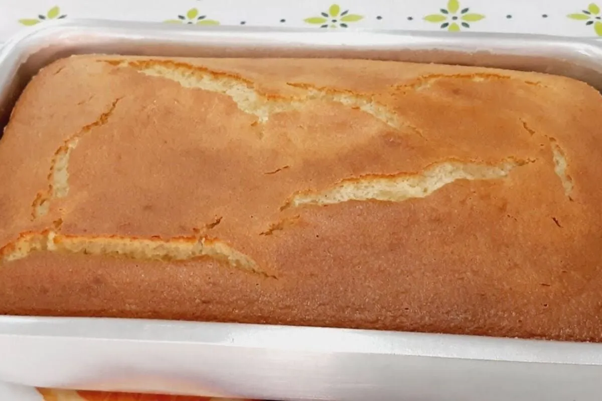 Bolo sem lactose fofinho e molhadinho feito sem trigo, uma delícia de receita para o seu café