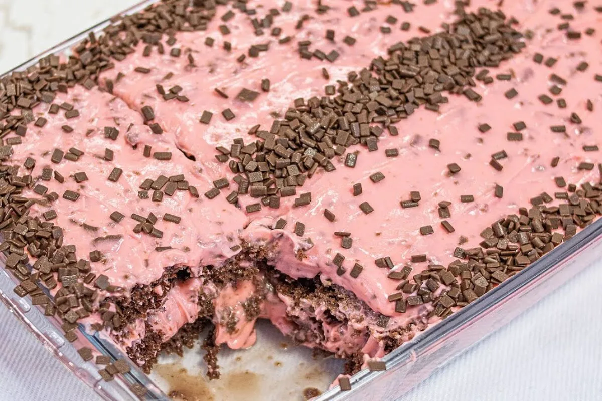 Bolo sensação na travessa: ideal para aniversário ou sobremesa, fácil de preparar e muito cremoso
