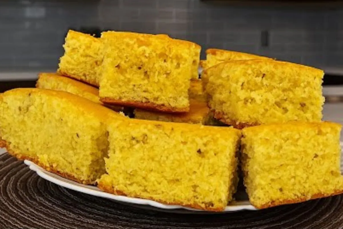 Bolo simples de fubá fofinho e saboroso perfeito para acompanhar o café da tarde