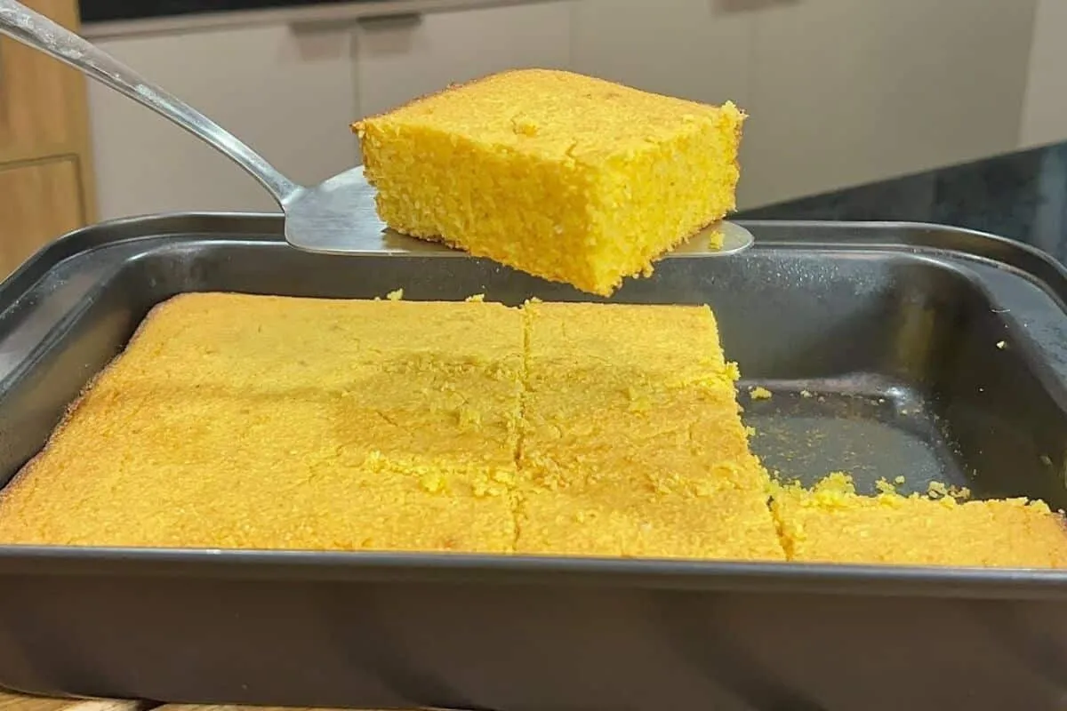 Bolo simples de milho fácil e rápido de preparar para o seu café da manhã
