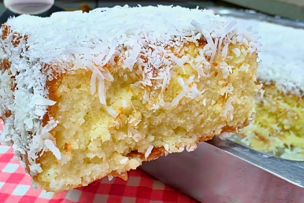 Bolo toalha felpuda bem molhadinho, fofinho e com cobertura doce irresistível
