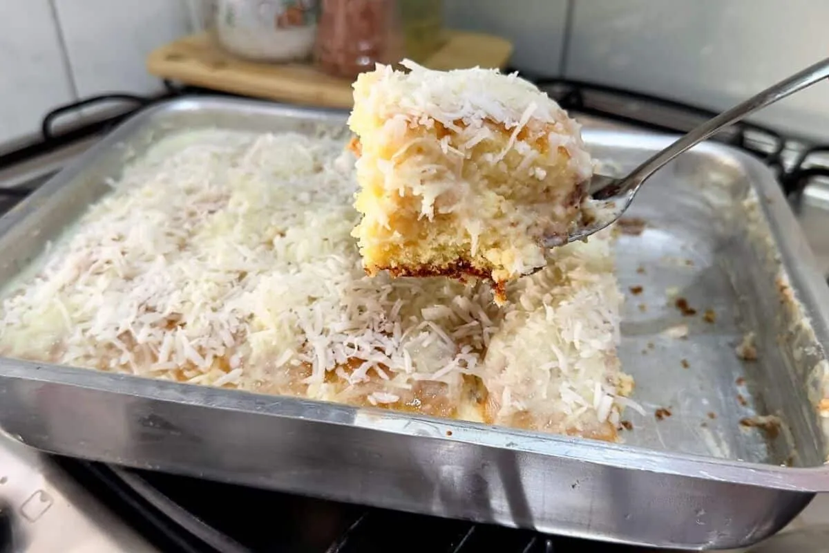 Bolo toalha felpuda super molhadinho: com muito coco, receita clássica que derrete na boca