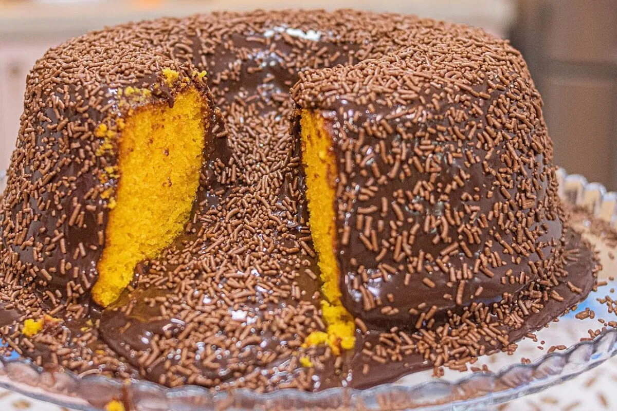 Bolo vulcão de cenoura com calda de chocolate, fofinho, alto e super anti-stress
