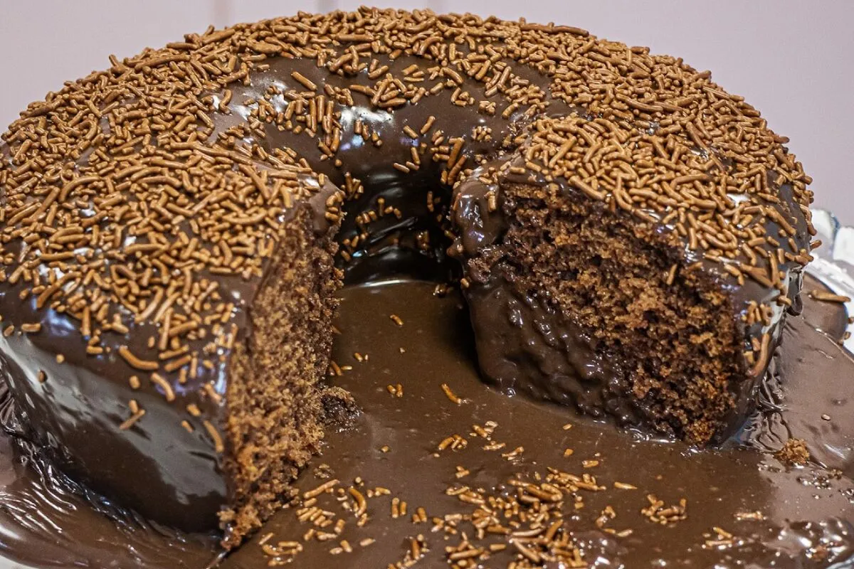 Bolo vulcão de chocolate com muito recheio de comer lambendo os dedos