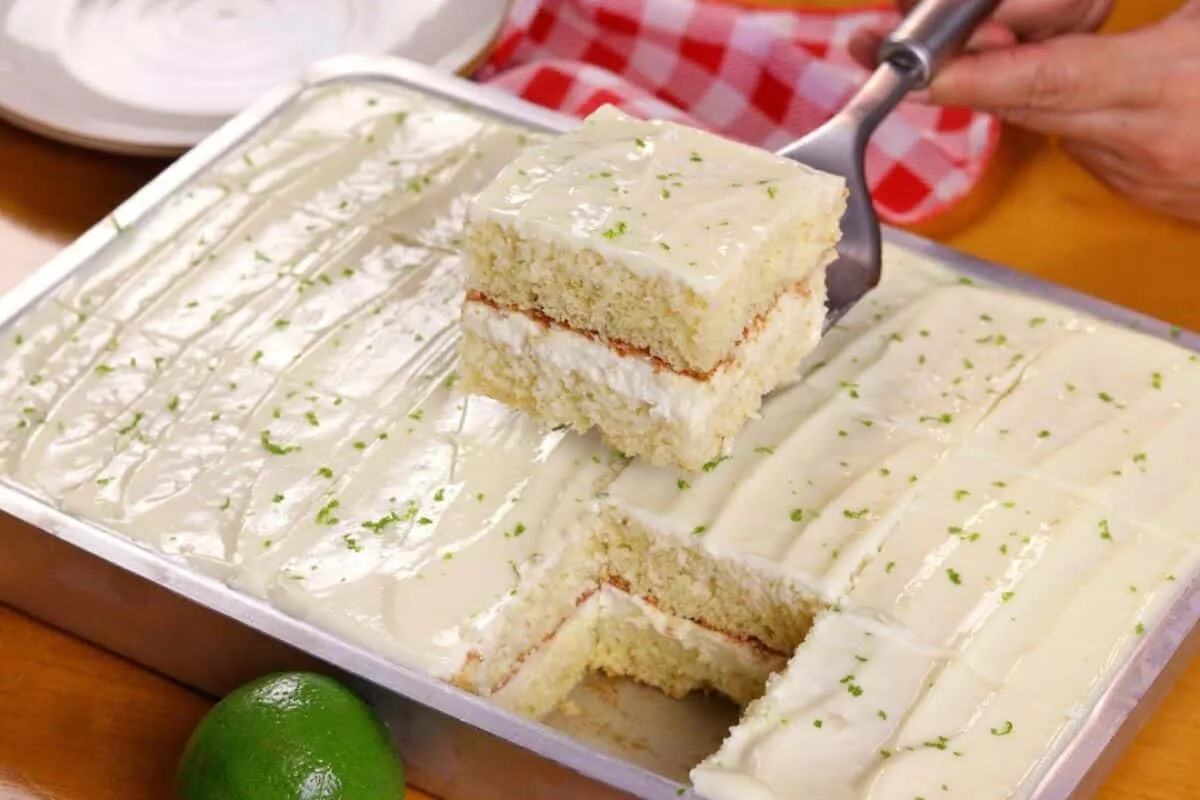 Bolomousse gelado de limão feito no liquidificador, molhadinho e perfeito para dias quentes