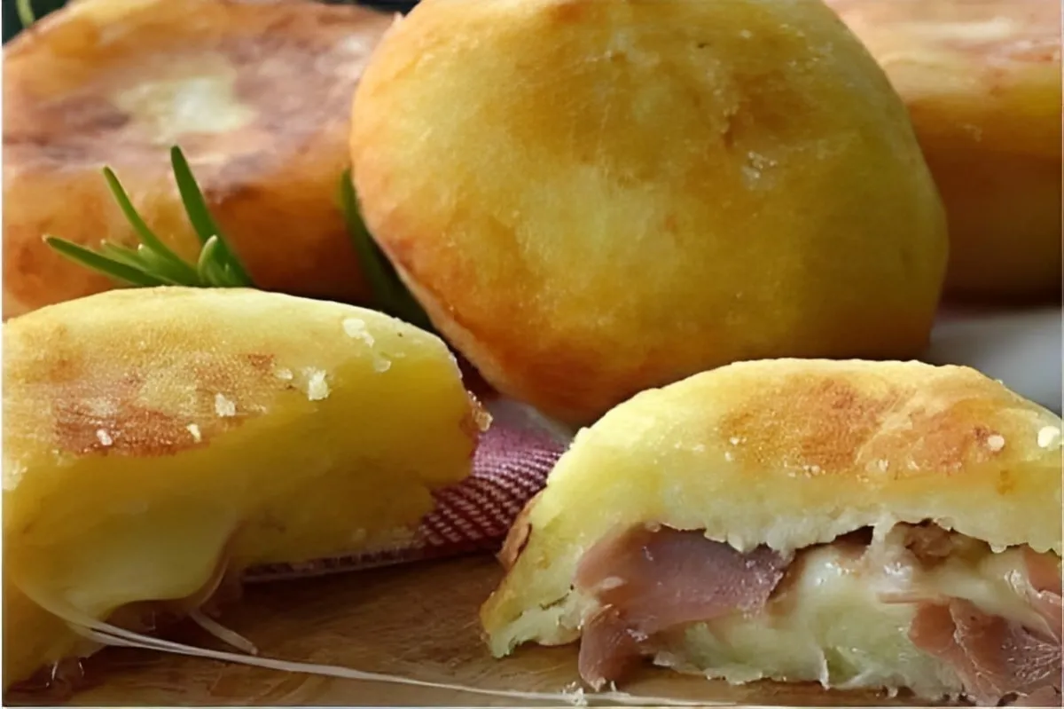 Bomba de batata um bolinho de batata recheado que é uma delícia