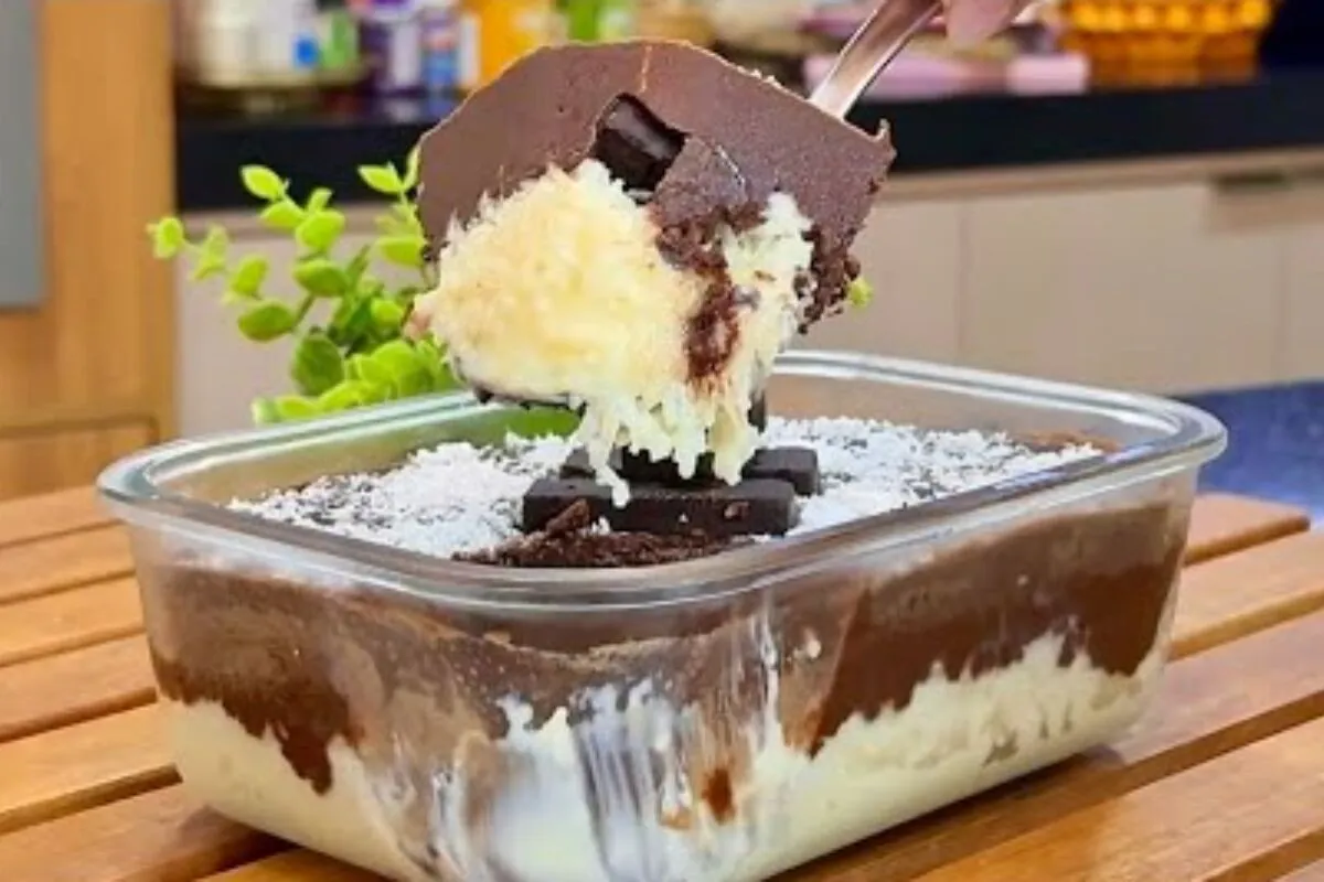 Bombom de coco na travessa, que combina a cremosidade do coco com a cobertura de chocolate