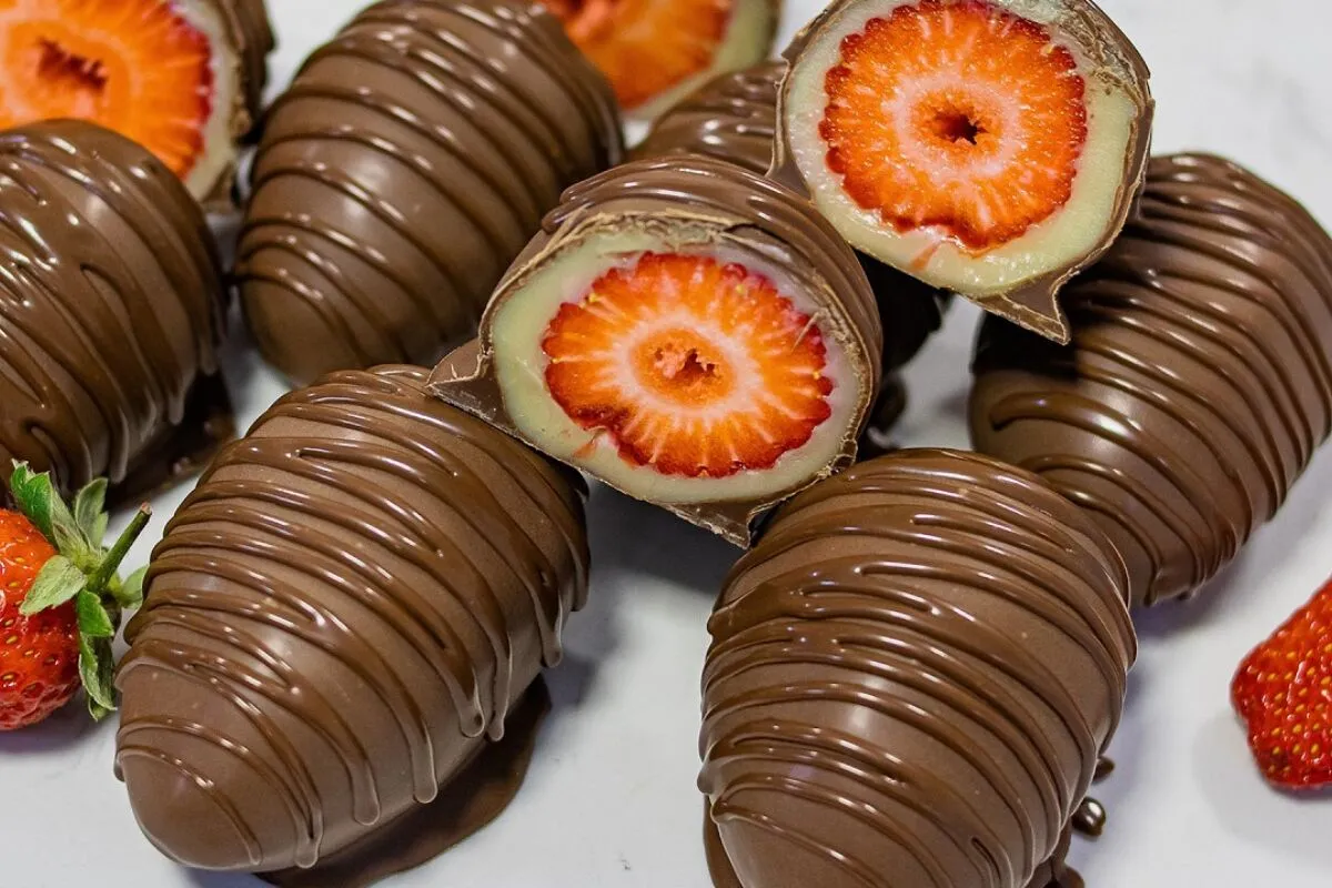 Bombom de morango com chocolate: um clássico da confeitaria e fácil de fazer