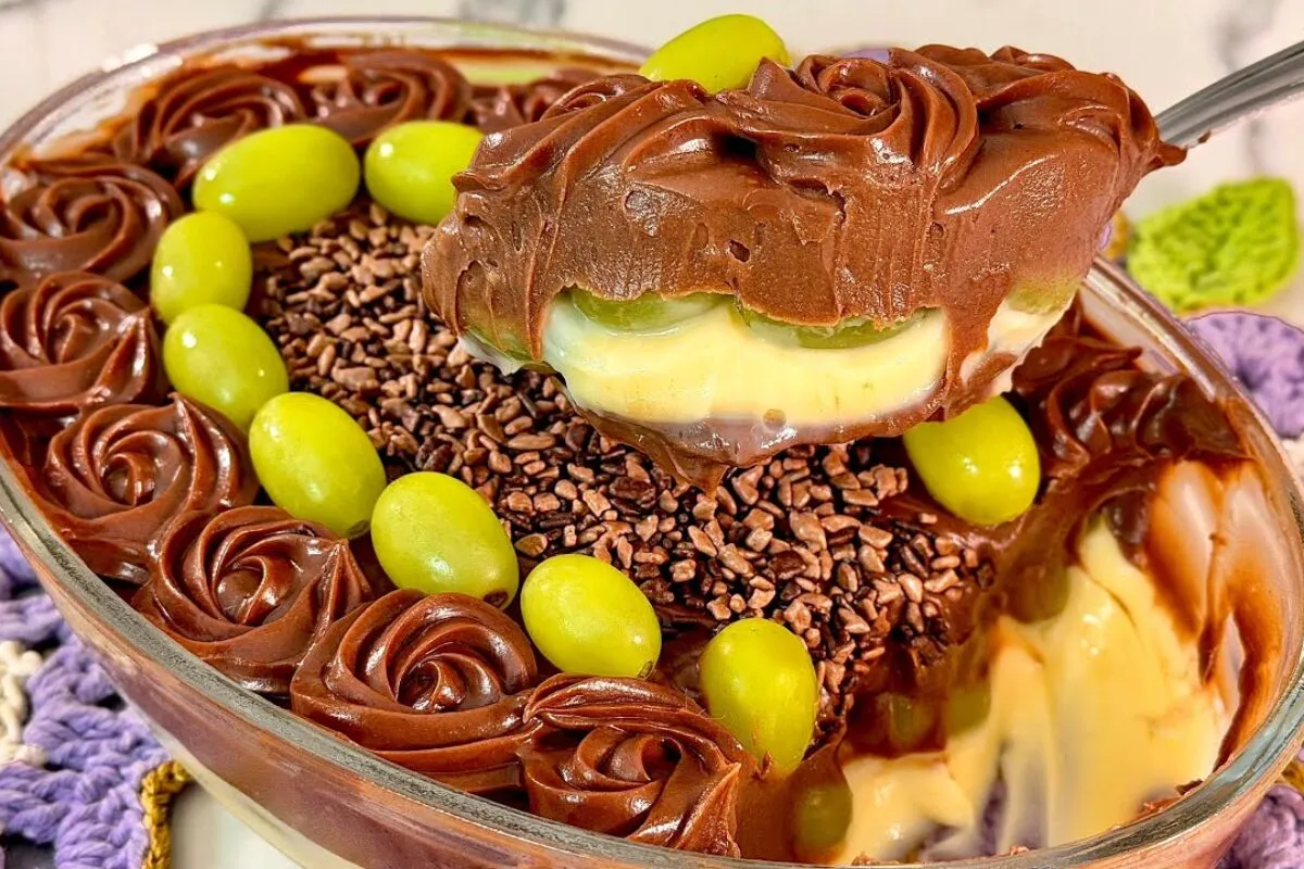 Bombom de uva na travessa com um creme especial, perfeito para uma ocasião festiva