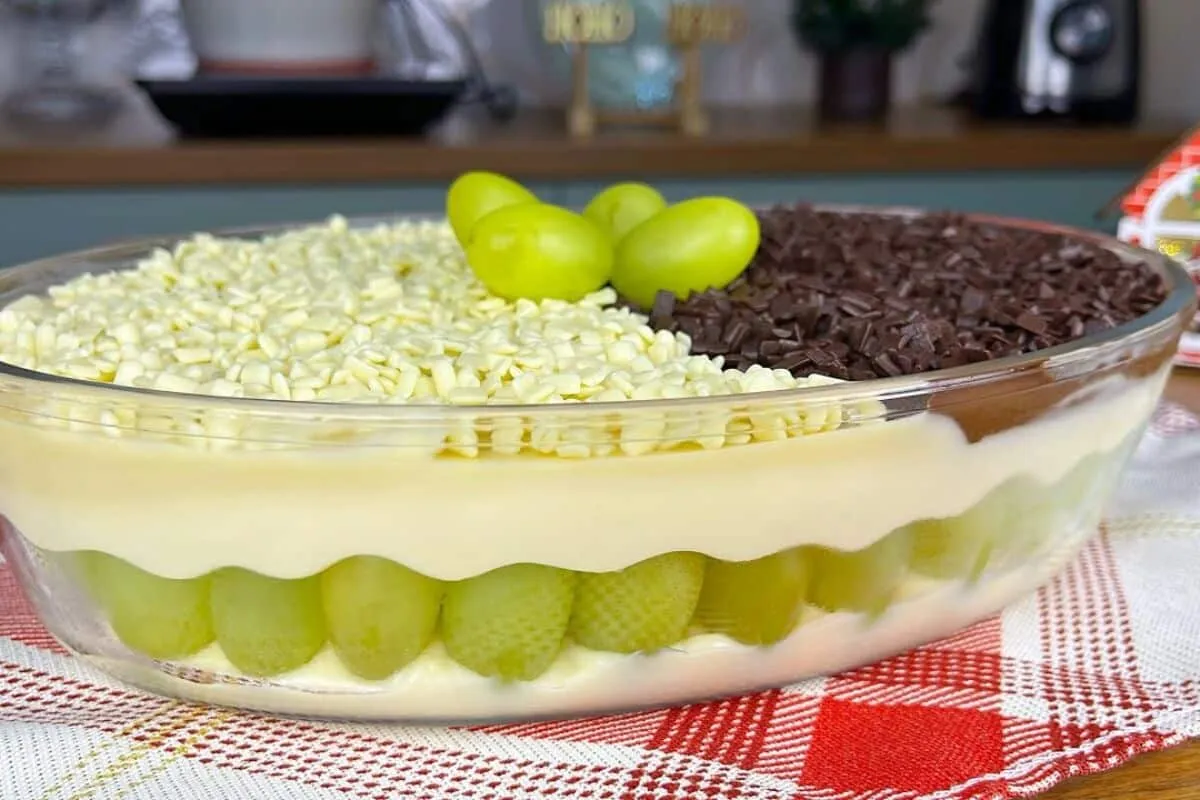 Bombom de uva na travessa divino, com uma camada generosa de chocolate e creme branco