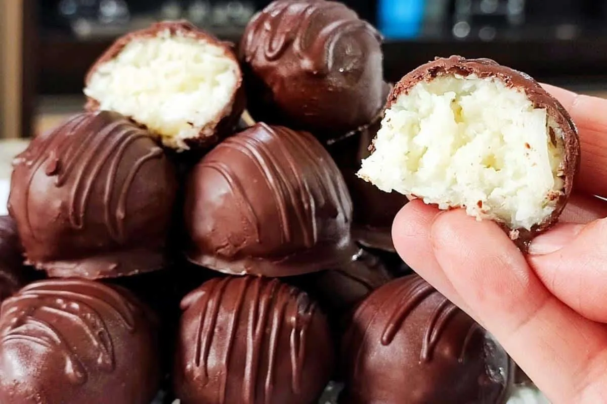 Bombom prestígio totalmente caseiro que desmancha na boca usando só 3 ingredientes