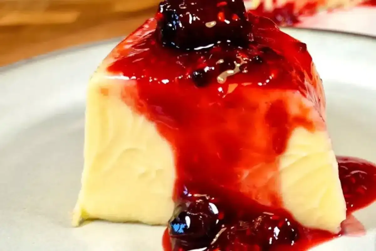 Brigadeirão de chocolate branco: uma sobremesa super cremosa que acompanhada de calda de frutas vermelhas fica divina