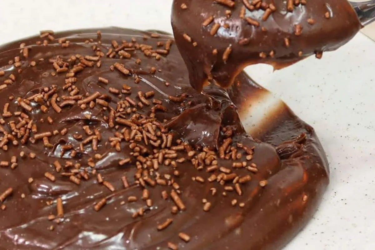 Brigadeiro de colher super cremoso: receita fácil de fazer que fica pronta em apenas 5 minutos e é o jeito mais gostoso de comer