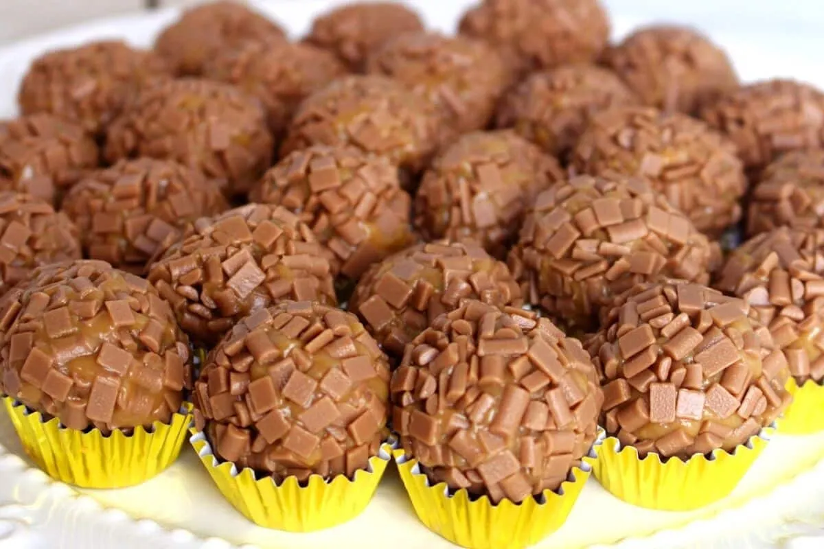 Brigadeiro de doce de leite com uma textura incrível, para servir em festas ou comer às colheradas