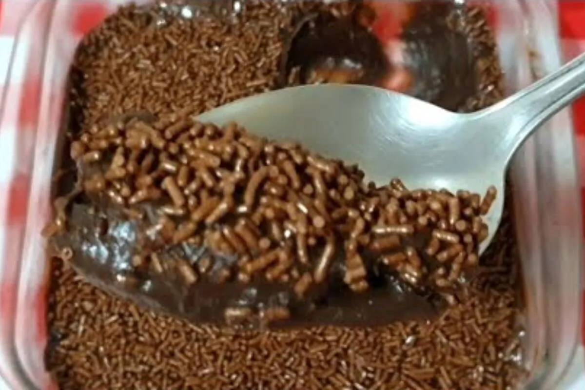 Brigadeiro de travessa: sobremesa super cremosa, fácil de fazer e deliciosa