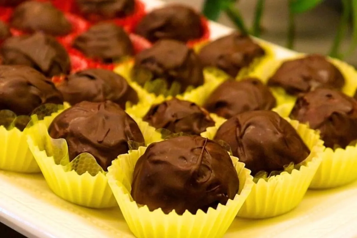 Brigadeiro gourmet de cereja com casquinha de chocolate que derrete na boca