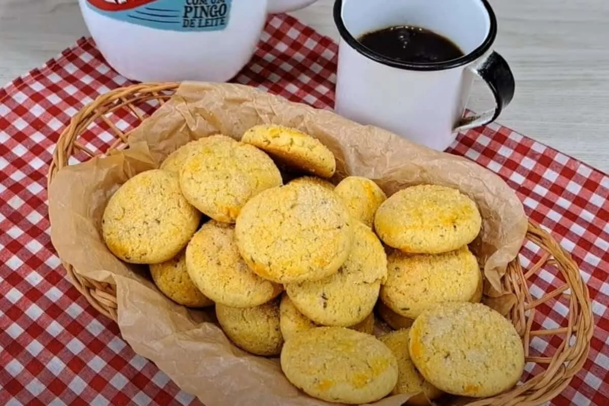 Broa de fubá com erva doce: derrete na boca, super fácil de fazer e que não esfarela na hora de comer.