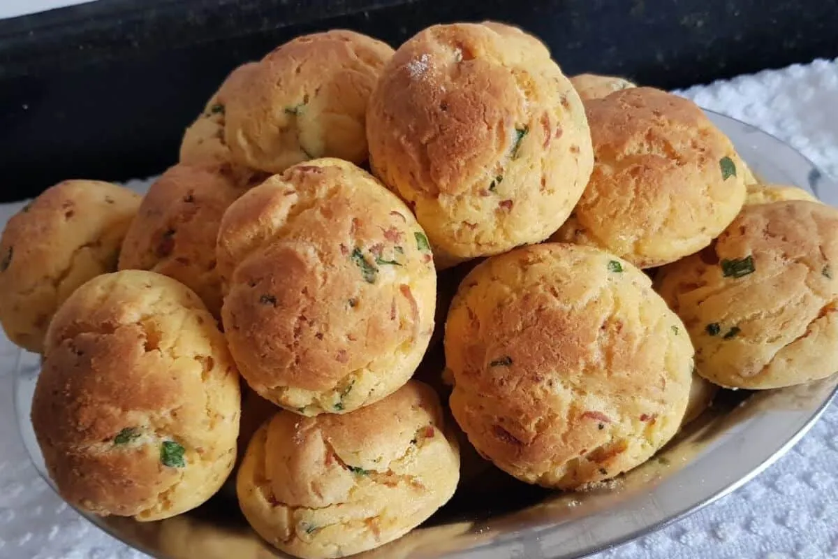 Broa de fubá temperada tradicional: receita caseira que fica saborosa para o café