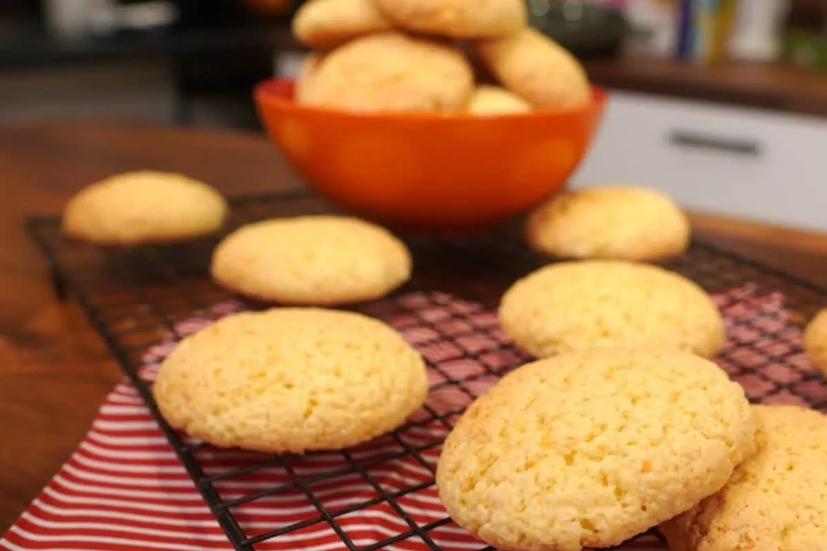 Broa de queijo crocante por fora macia por dentro e muito fácil de preparar