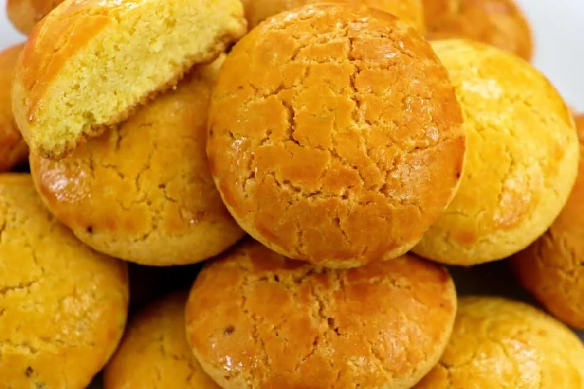 Broinha de fubá crocante por fora e macio por dentro para um café da tarde de fazenda
