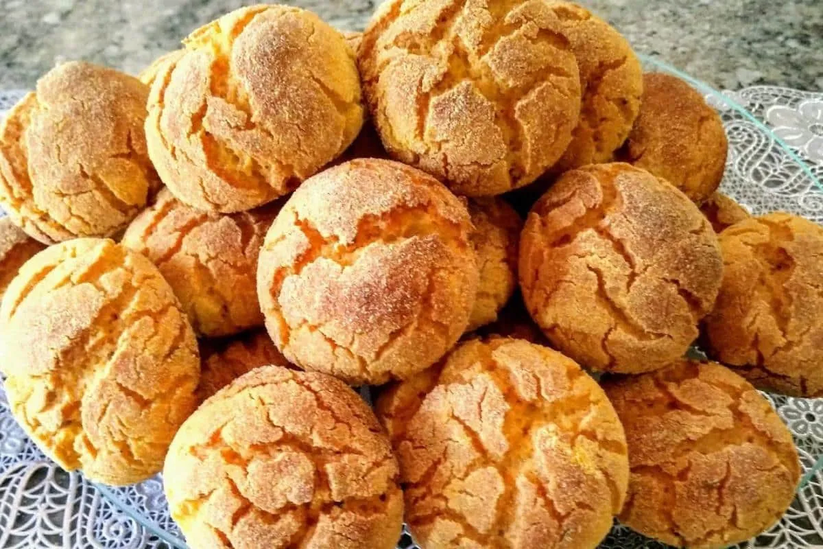 Broinha de fubá da vovó para saborear no chá da tarde com a família