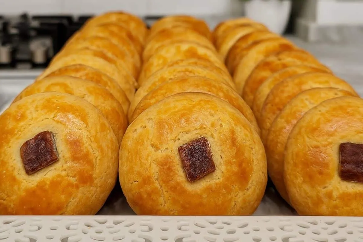 Broinha de fubá igual de padaria que derrete na boca para você servir no café da manhã de Natal
