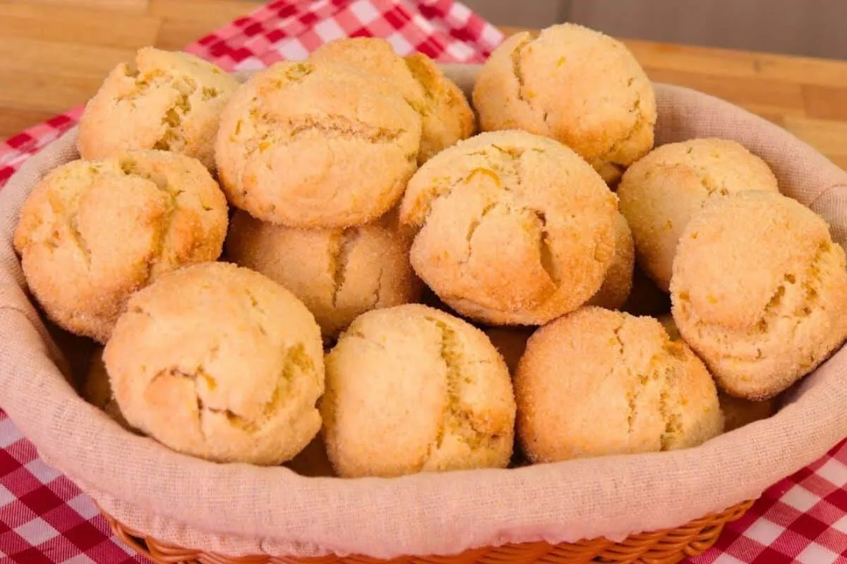 Broinha de iogurte: crocante por fora, macia por dentro e perfeita para acompanhar um café fresquinho