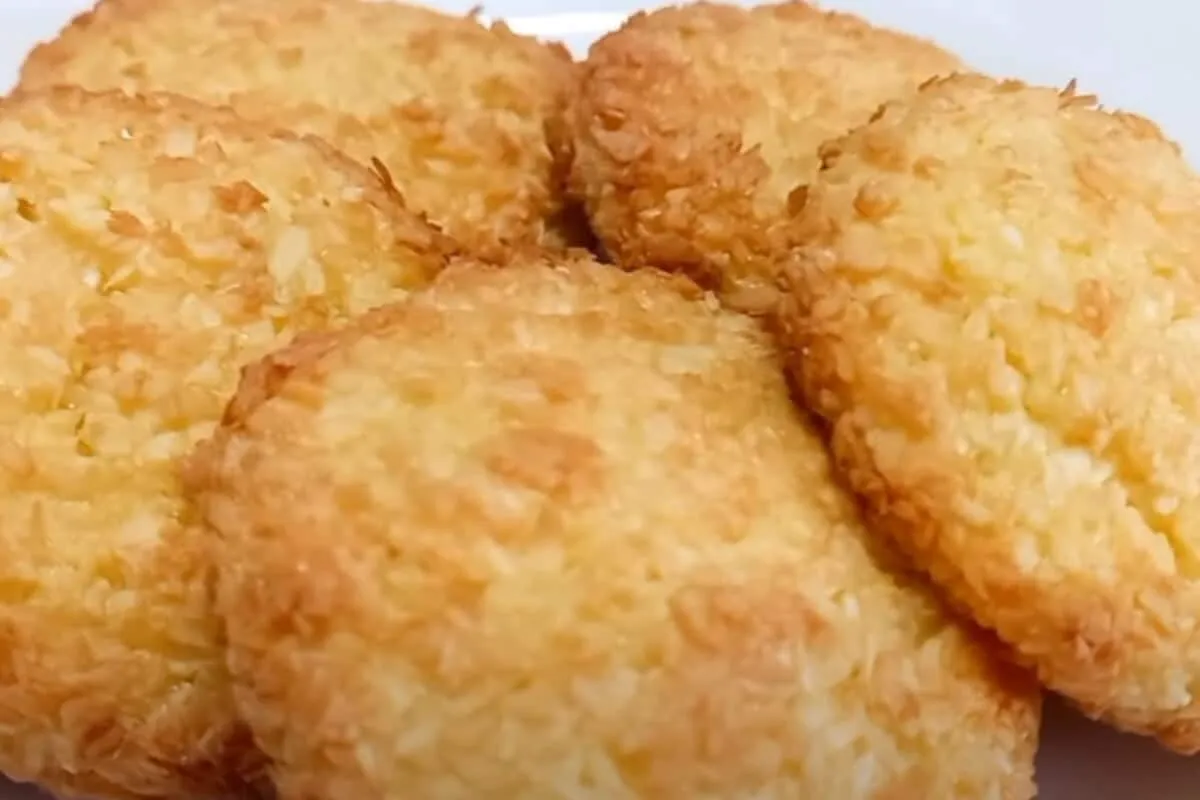 Broinha sem fubá com apenas ingredientes simples que você já tem em casa e fica pronta rapidinho