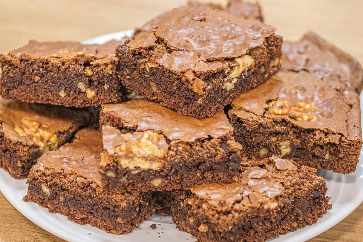 Brownie de chocolate com nozes fofinho e molhadinho que derrete na boca