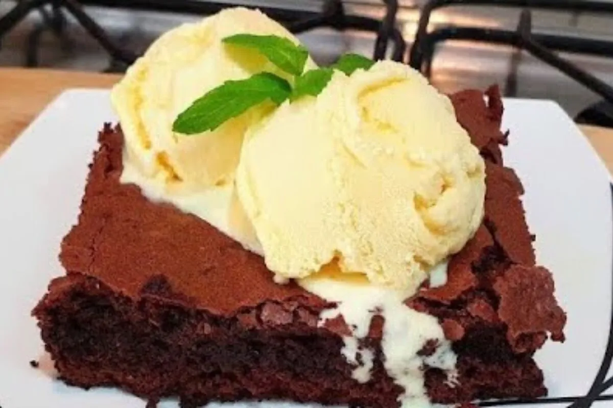Brownie de chocolate fácil e molhadinho que derrete na boca de tão macio e gostoso