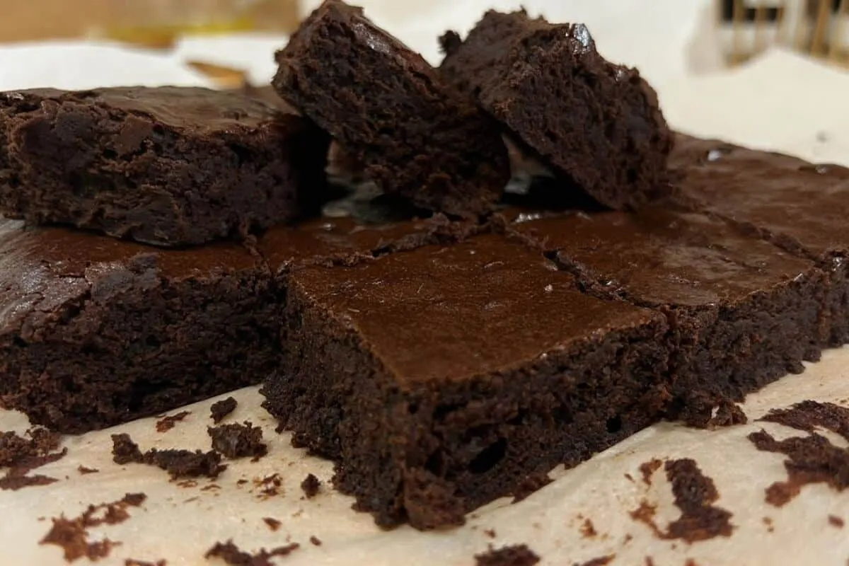 Brownie perfeito feito com chocolate 70% cacau, que fica com uma casquinha crocante e o interior bem úmido