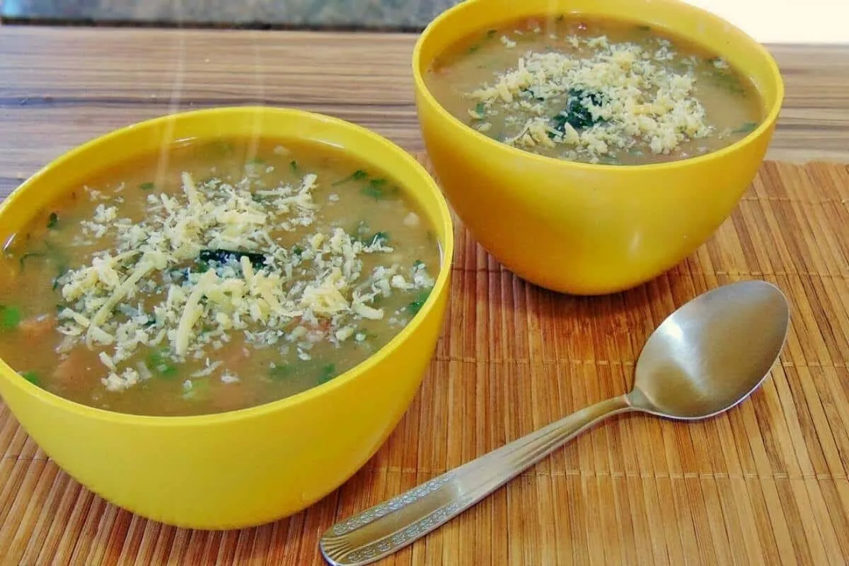 Caldo de mandioca leve e saboroso para os dias mais frios que já estão chegando