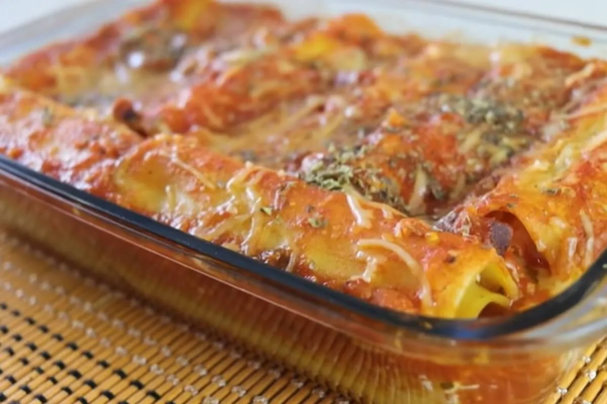 Caneloni com massa de lasanha: pronto em poucos minutos, o prato fácil com molho sugo para o seu almoço.