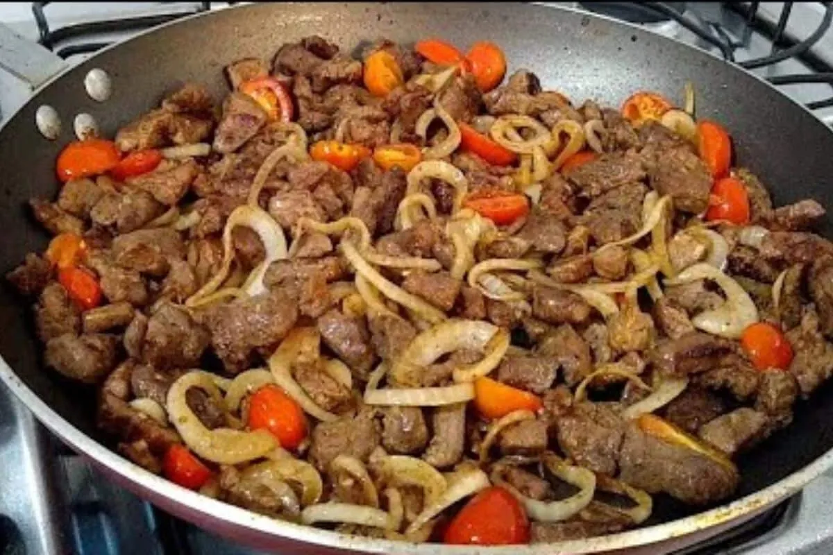 Carne acebolada em tirinhas, super prática, macia e suculenta para tornar o seu almoço digno de elogios