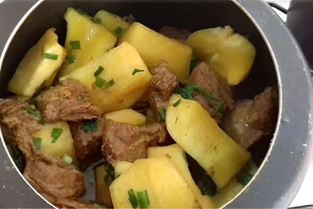 Carne cozida com mandioca muito saborosa e perfeita para o almoço em família