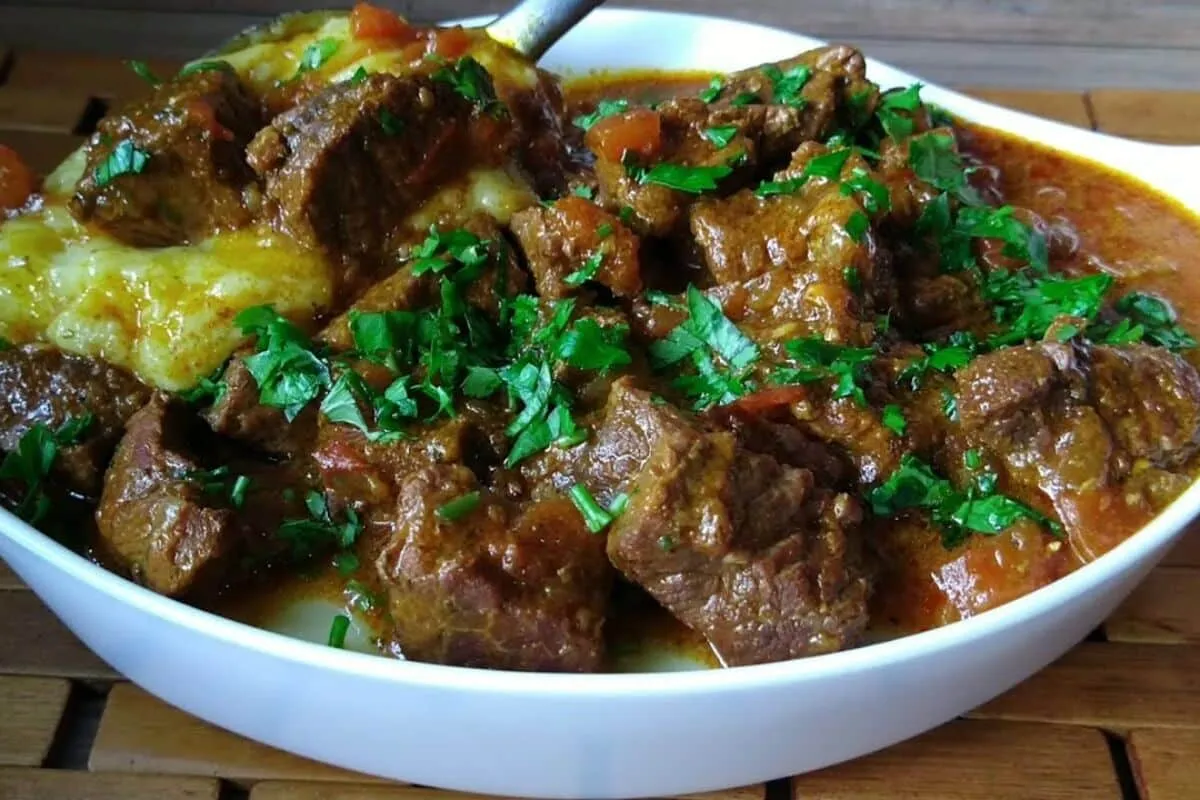 Carne de panela com polenta: aquele prato com sabor de comida de mãe para aquecer o seu almoço