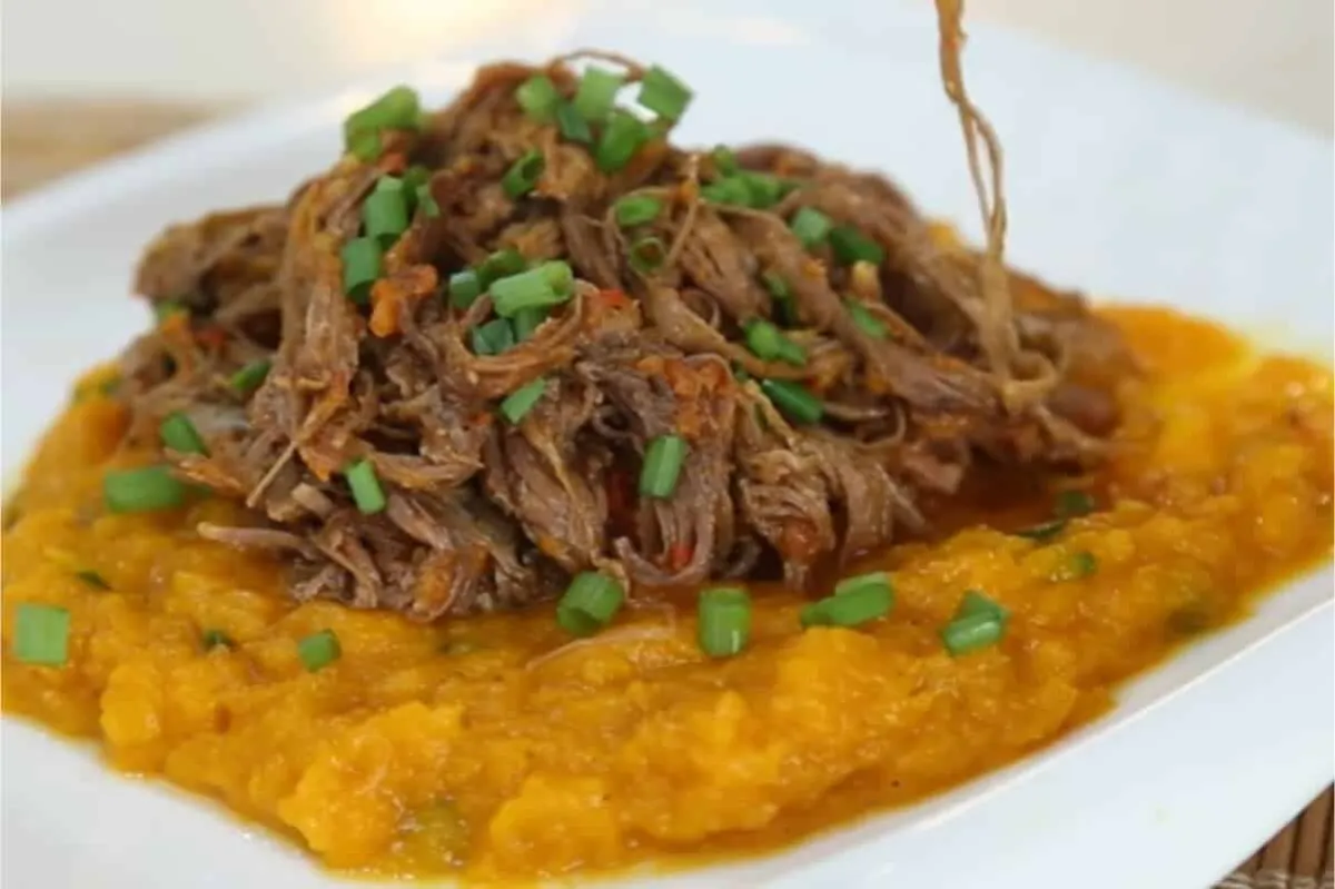 Carne de panela com purê: a combinação mais suculenta e saborosa que vai deixar seu almoço de domingo com o gostinho de comida de vó