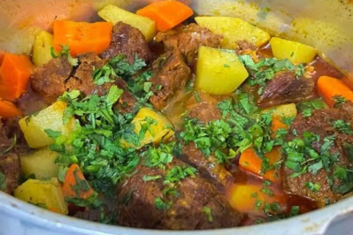 Carne de panela feita com músculo, que fica tão macia e suculenta que chega a desmanchar na boca