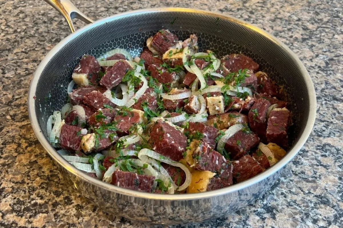 Carne de sol refogada com temperos especiais para um acompanhamento irresistível nas festas