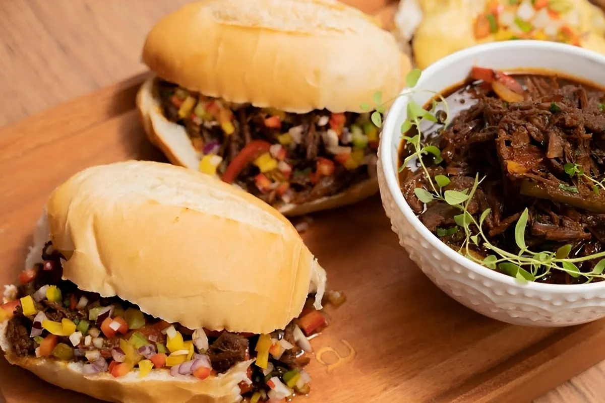 Carne louca saborosa e suculenta para fazer deliciosos sanduíches